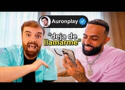 Enlace a Ibai gasta bromas telefónicas con Eladio Carrión