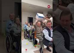 Enlace a Una residencia se hace viral tras jugar a este juego con cajas