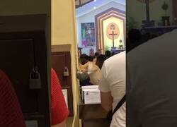 Enlace a Pillan a un gato bebiéndose el agua bendita de una iglesia