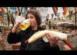 Enlace a Luisito Comunica prueba la comida callejera alemana