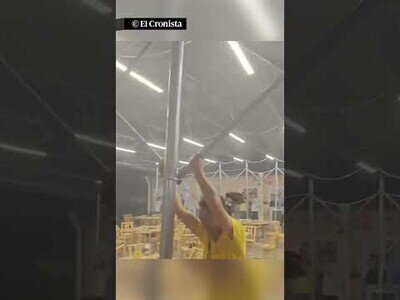 Fuertes vientos en China levantan el techo de un restaurante
