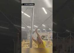 Enlace a Fuertes vientos en China levantan el techo de un restaurante