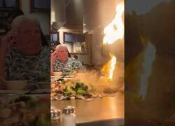 Enlace a Cuando llevas a tu abuela por primera vez a un restaurante hibachi