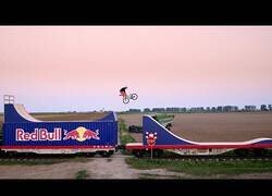 Enlace a Dawid Godziek realiza el primer salto mortal hacia atrás en bicicleta sobre un tren en movimiento