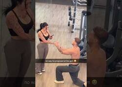 Enlace a La pedida de mano más surrealista vista en un gym