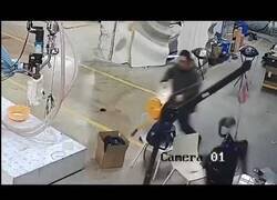 Enlace a Robot humanoide se vuelve loco y empieza a atacar a sus creadores