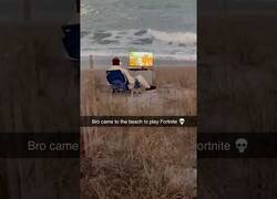 Enlace a Este tipo fue a la playa para jugar al Fortnite