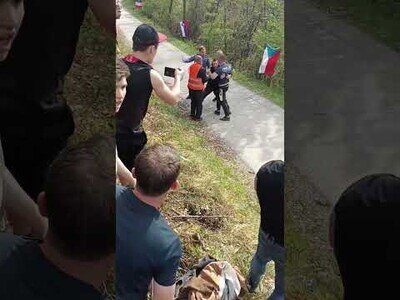 Hombres se pelean en mitad del paso de una carrera de Rally