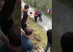 Enlace a Hombres se pelean en mitad del paso de una carrera de Rally