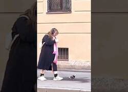Enlace a Esta mujer sale de paseo con una paloma