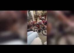 Enlace a Una espectadora provoca la caída de varias ciclistas en la Vuelta femenina en Huesca