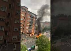Enlace a Un coche en llamas desciende sin control por una calle de Bilbao