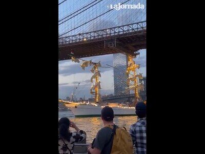 Momento en el que un buque militar mexicano choca contra el puente de Brooklyn en Nueva York