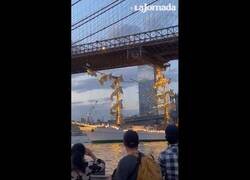 Enlace a Momento en el que un buque militar mexicano choca contra el puente de Brooklyn en Nueva York