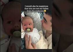 Enlace a Vio las cejas de su padre y ahora sospecha ser su hijo