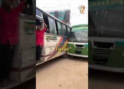 Enlace a Así conducen los buses en Bangladesh