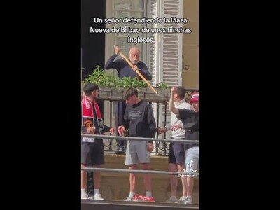 Un señor echa unos hinchas ingleses del andamio de su casa en Bilbao