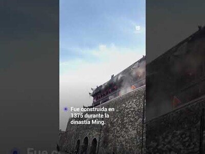 Momento en el que se derrumba el techo de la Torre del Tambor Fengyang en China, construida en 1375
