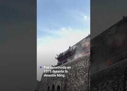 Enlace a Momento en el que se derrumba el techo de la Torre del Tambor Fengyang en China, construida en 1375