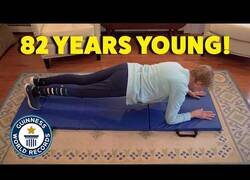 Enlace a Esta anciana aguanta más que tú haciendo planking
