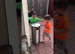 Enlace a Qué bueno ver a niños divirtiéndose sin pantallas...