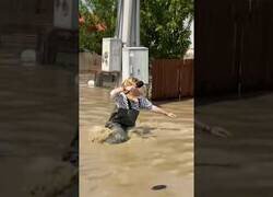 Enlace a Reportera rumana se cae en directo mientras hablaba de las inundaciones