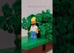 Enlace a El meme de Homer metiéndose en el arbusto hecho con Lego