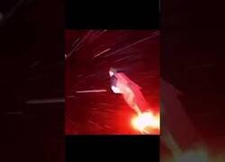 Enlace a Wingsuit nocturno en la nieve con una bengala