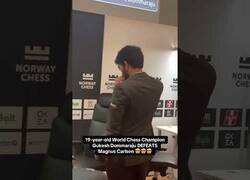 Enlace a La 'pataleta' de Magnus Carlsen, Nº 1 del mundo, tras perder contra el campeón del mundo, Gukesh Dommaraju