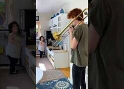 Enlace a Never forget el chico que le pone banda sonora a su madre