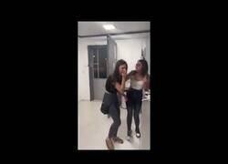 Enlace a La risa de esta chica suena como una alarma de incendios