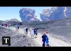 Enlace a El volcán Etna entra en erupción y obliga a turistas a evacuar la zona