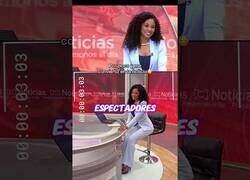 Enlace a Se le cae la silla en directo a esta presentadora y tiene que aguantar el tipo
