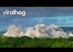 Enlace a Demoliendo un hotel con una explosión controlada