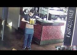 Enlace a Este camarero se vio superado por la vida