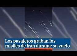 Enlace a Los pasajeros de un avión graban los misiles balísticos de Irán