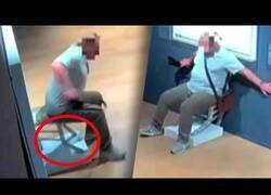 Enlace a Un turista rompió la silla 