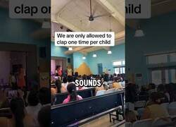 Enlace a En esta graduación, los padres solo tenían permitido un aplauso por niño