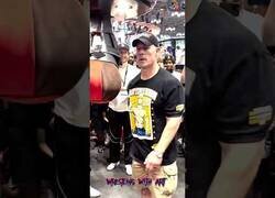 Enlace a John Cena contra una máquina de puñetazo