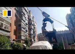 Enlace a Anciano en China se construye un teleférico en su casa porque sus vecinos no quisieron poner ascensor