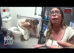 Enlace a Pillan a un tipo poniendo una cámara oculta en un cuarto de baño para mujeres