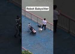 Enlace a Visto en China: Un padre se va de pesca mientras un robot pasea a su bebé