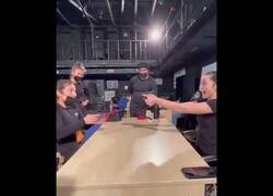 Enlace a Ana de Armas carga una pistola en 14 segundos