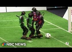 Enlace a Se celebra en China el primer campeonato de fútbol entre robots