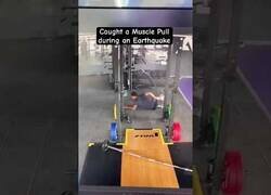 Enlace a Cámara de un gym capta cómo le da un calambre a un tipo durante un terremoto