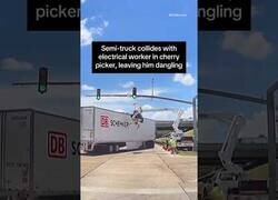 Enlace a Camión choca contra una grúa en el que había un trabajador reparando un semáforo