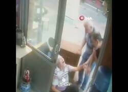 Enlace a En Turquía, un taxista intenta ayudar a un hombre infartado pero también sufre un infarto y acaban muriendo ambos