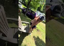 Enlace a Troleando a un padre que se quedó dormido al sol