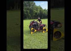 Enlace a Conduciendo un quad con ruedas triangulares