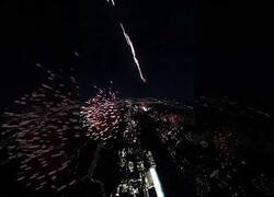 Enlace a La primera persona que atraviesa un espectáculo de fuegos artificiales con una cámara